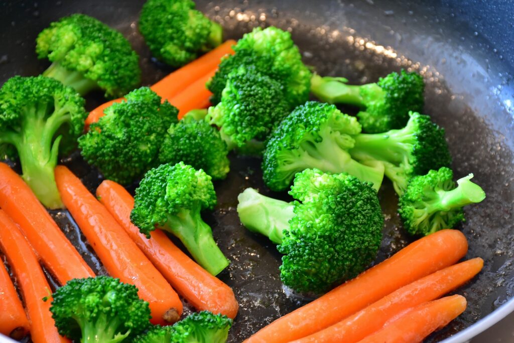 broccoli and carrots in a pan, how long does cooked broccoli last?